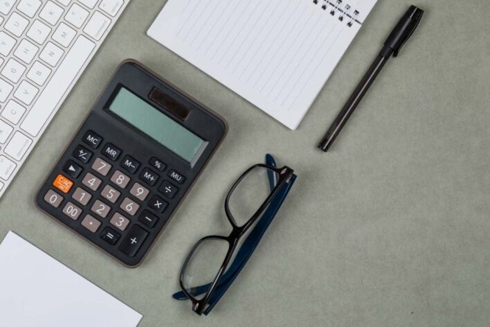 Monthly cost comparison between WooCommerce and Shopify